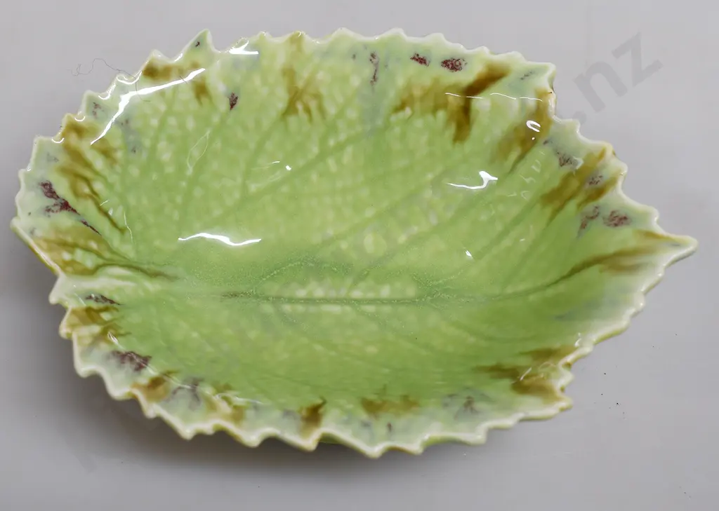 TEMUKA WARE LEAF PATTERN FOOTED DISH Image 1++