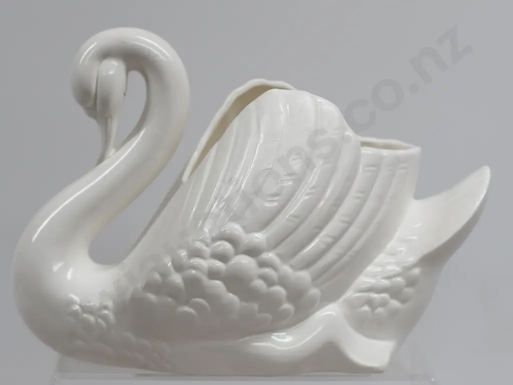 CROWN LYNN LARGE WHITE SWAN Image 1++