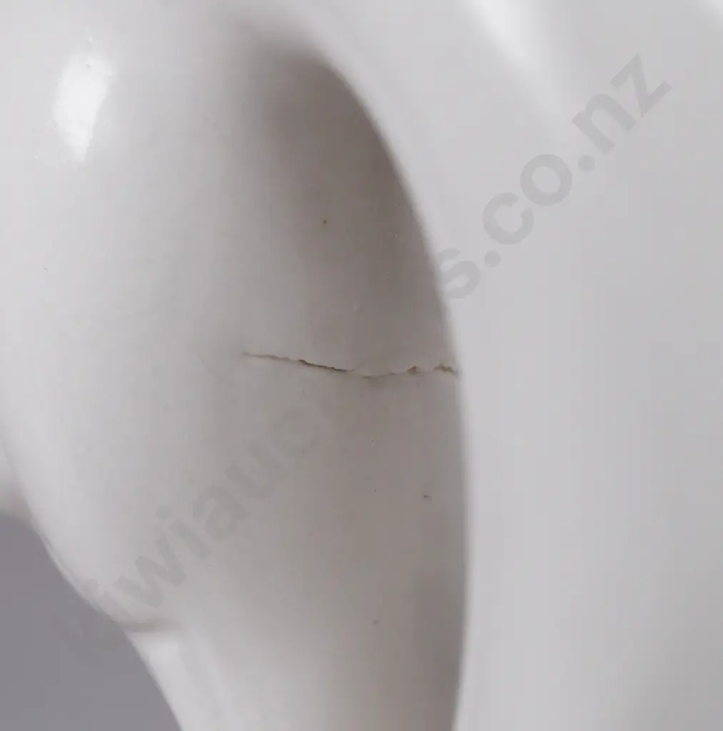 CROWN LYNN LARGE WHITE SWAN Image 1++
