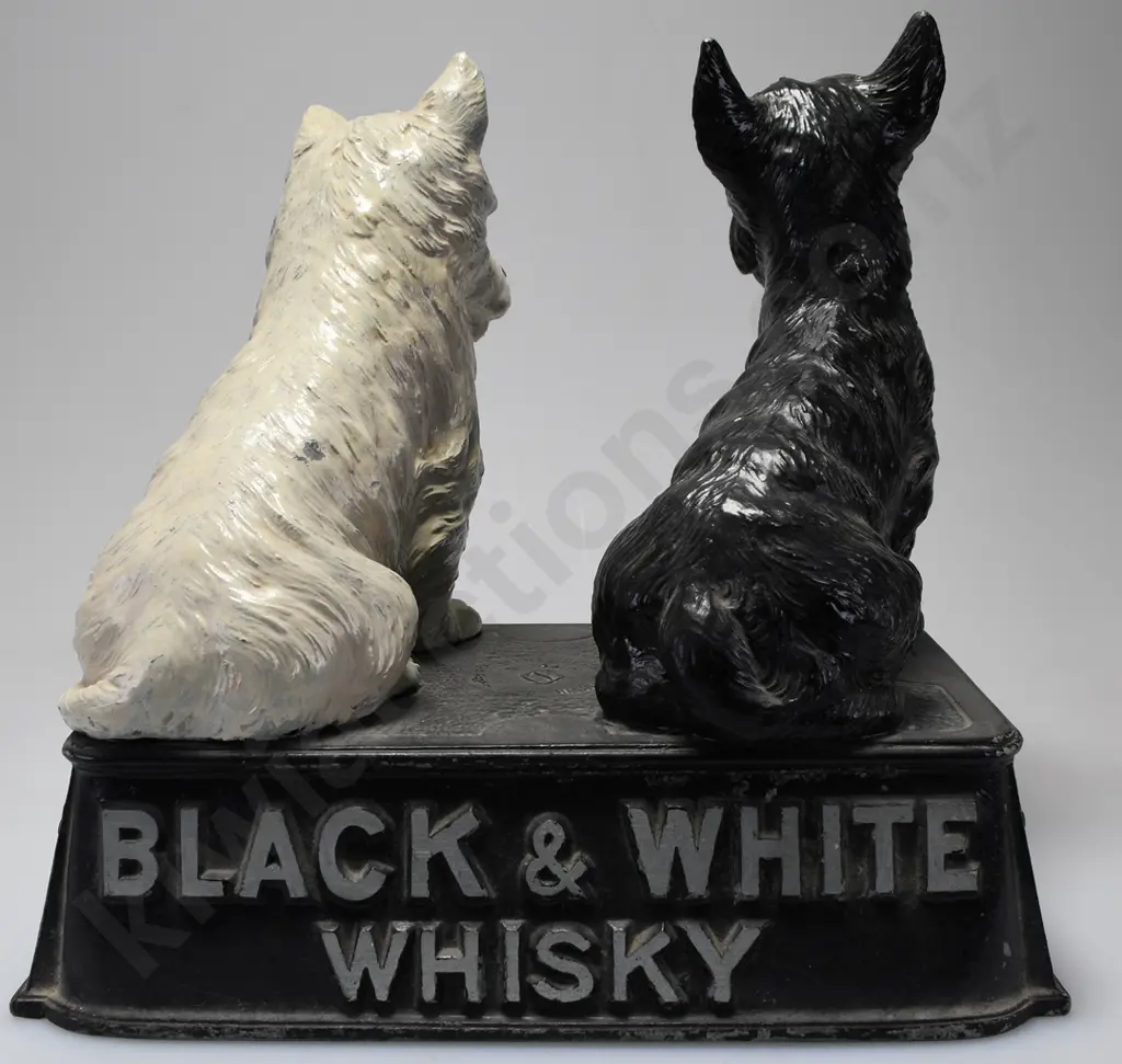 BLACK & WHITE WHISKY FIGURE Image 1++