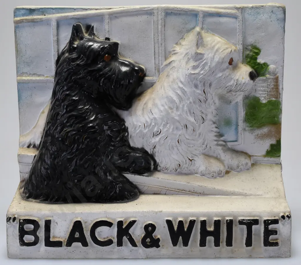 BLACK & WHITE WHISKY FIGURE Image 1++