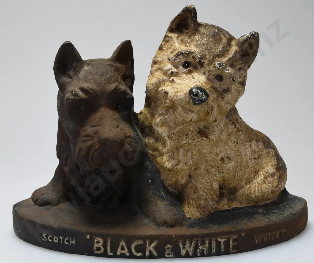 BLACK & WHITE WHISKY FIGURE Image 1++