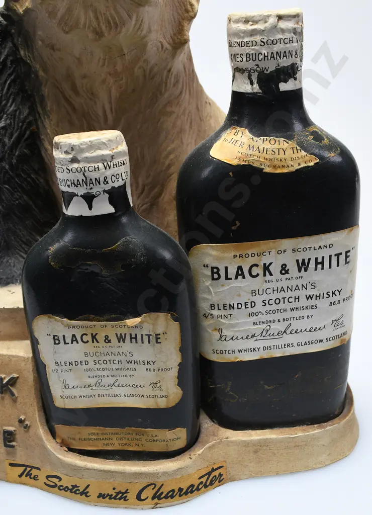BLACK & WHITE WHISKY ADVERTISING FIGURE Image 1++
