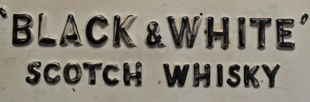 BLACK & WHITE WHISKY FIGURE Image 1++