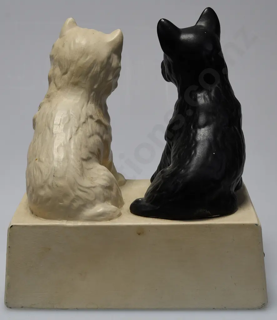BLACK & WHITE WHISKY FIGURE Image 1++