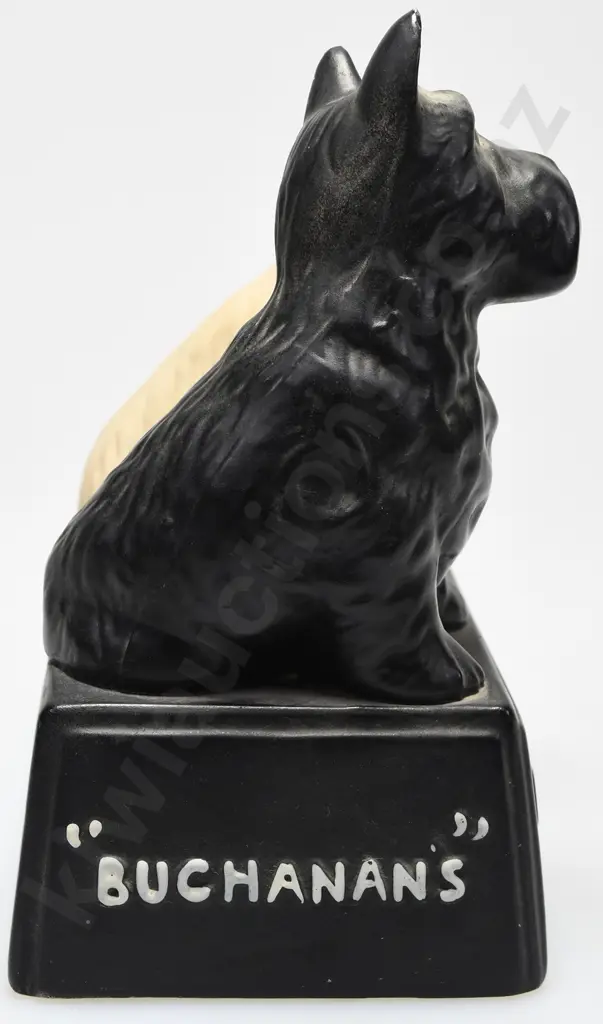 BLACK & WHITE WHISKY FIGURE Image 1++