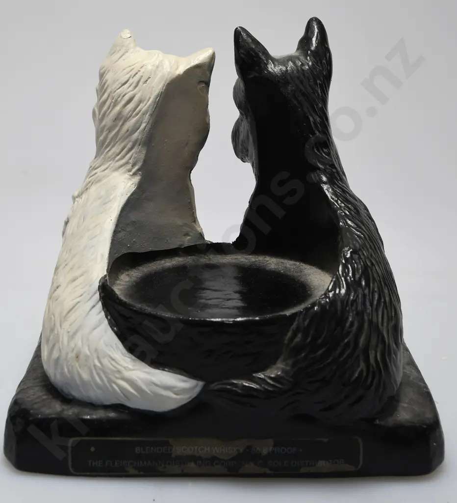 BLACK & WHITE WHISKY FIGURE Image 1++