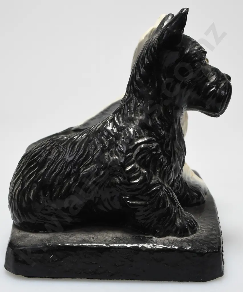 BLACK & WHITE WHISKY FIGURE Image 1++