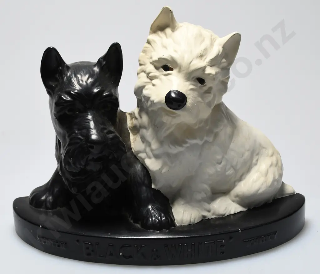 BLACK & WHITE WHISKY FIGURE Image 1++