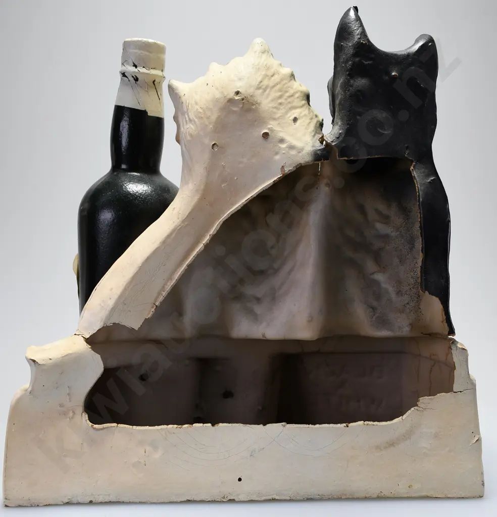 BLACK & WHITE WHISKY FIGURE Image 1++