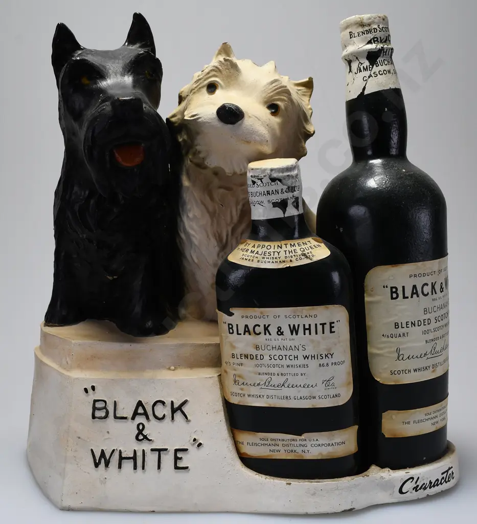 BLACK & WHITE WHISKY FIGURE Image 1++