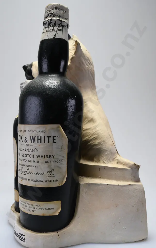 BLACK & WHITE WHISKY FIGURE Image 1++