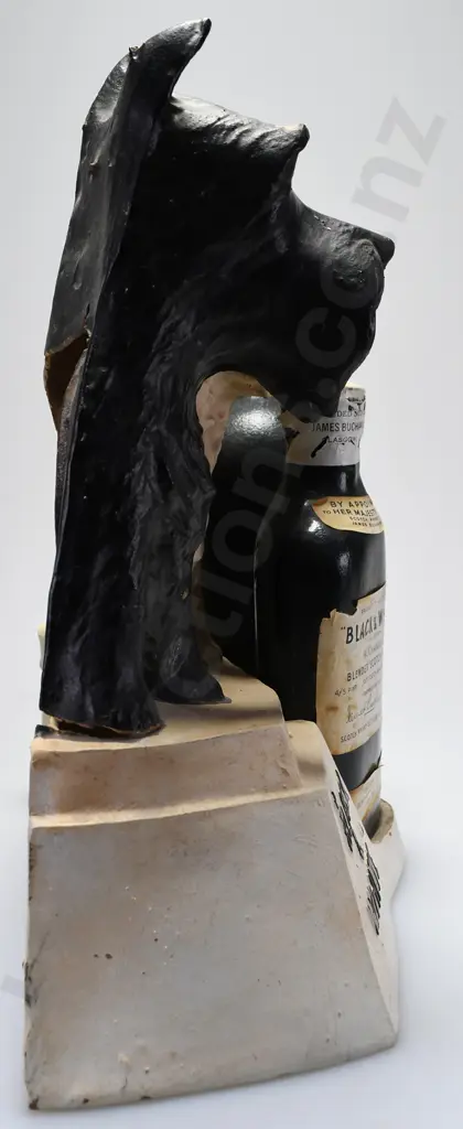 BLACK & WHITE WHISKY FIGURE Image 1++