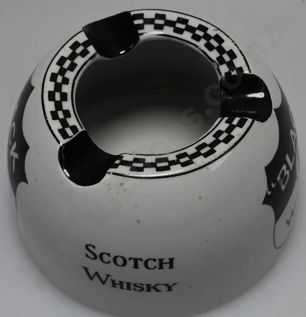 BLACK & WHITE BEEHIVE WHISKY ASHTRAY Image 1++