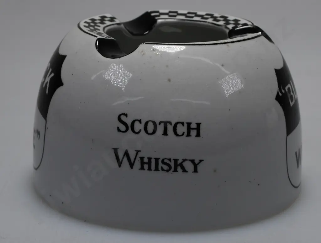 BLACK & WHITE BEEHIVE WHISKY ASHTRAY Image 1++