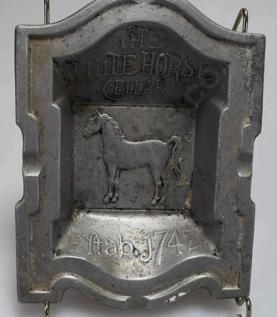 WHITE HORSE WHISKY ADVERTISING ITEMS Image 1++