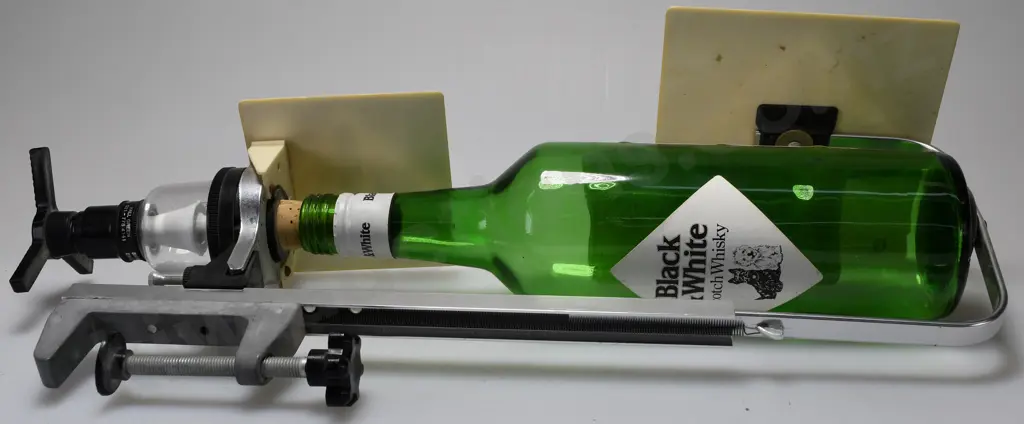 BLACK & WHITE BOTTLE HOLDER / NIP DISPENSER Image 1++