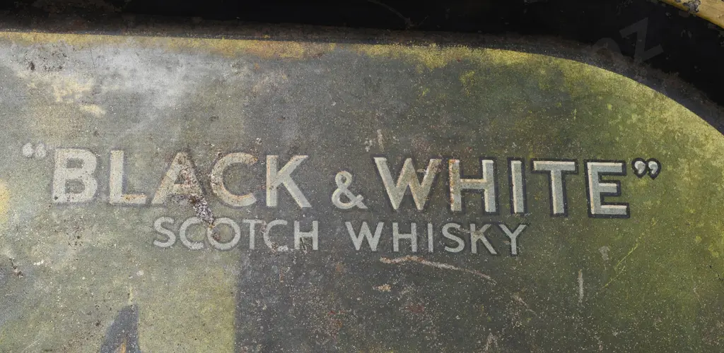 BLACK & WHITE SCOTCH WHISKY DRINKS TRAY Image 1++