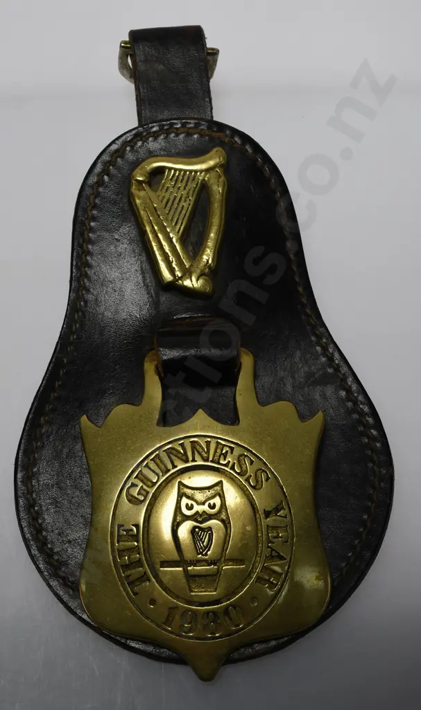 THE GUINNESS YEAR HORSE BRASS Image 1++