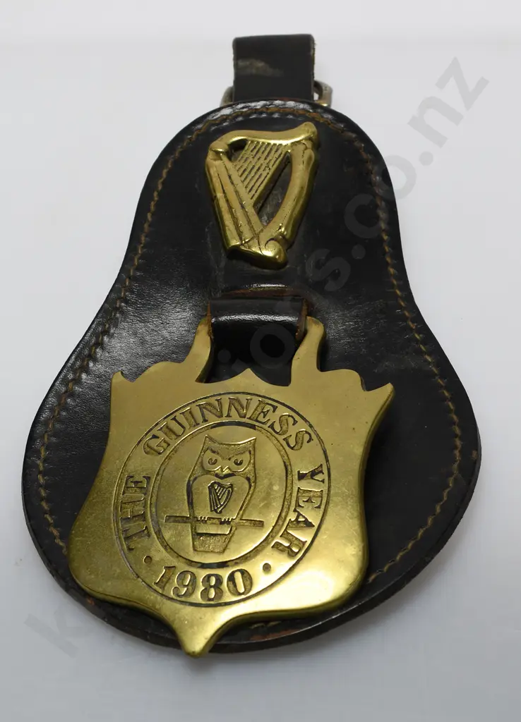THE GUINNESS YEAR HORSE BRASS Image 1++