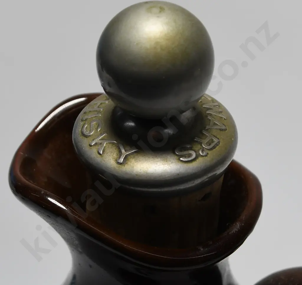 ROYAL DOULTON KINGSWARE GEORGE THE GUARD Image 1++