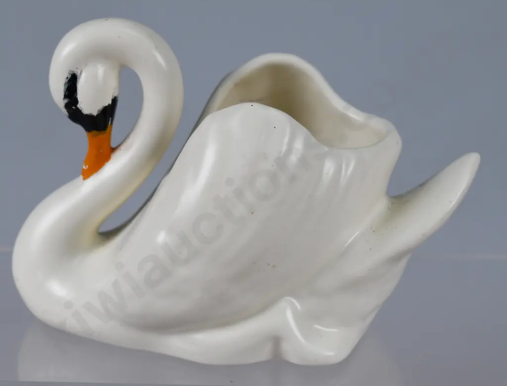 CROWN LYNN SMALL SWAN Image 1++