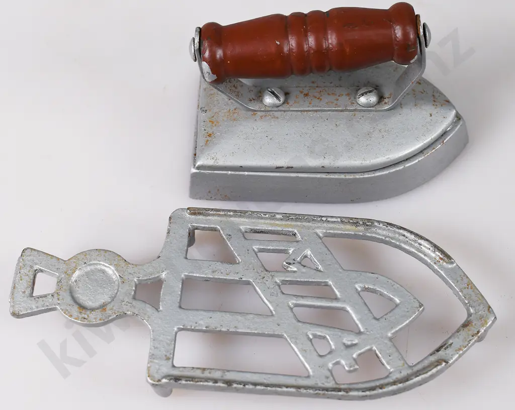 COLLECTION OF MINIATURE IRONS & TRIVETS Image 1++
