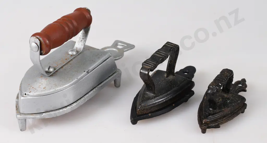 COLLECTION OF MINIATURE IRONS & TRIVETS Image 1++
