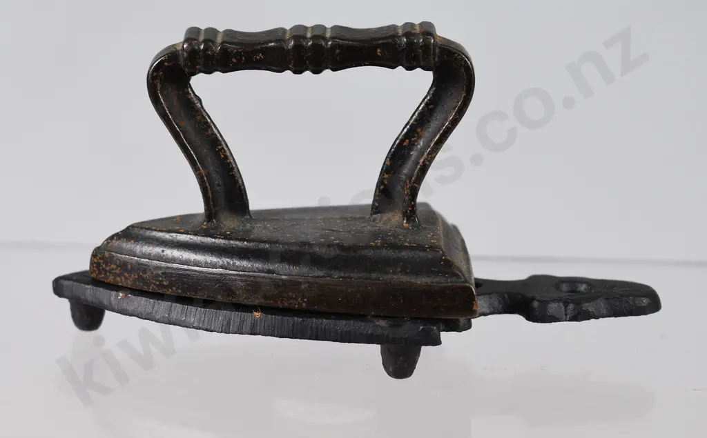 COLLECTION OF MINIATURE IRONS & TRIVETS Image 1++