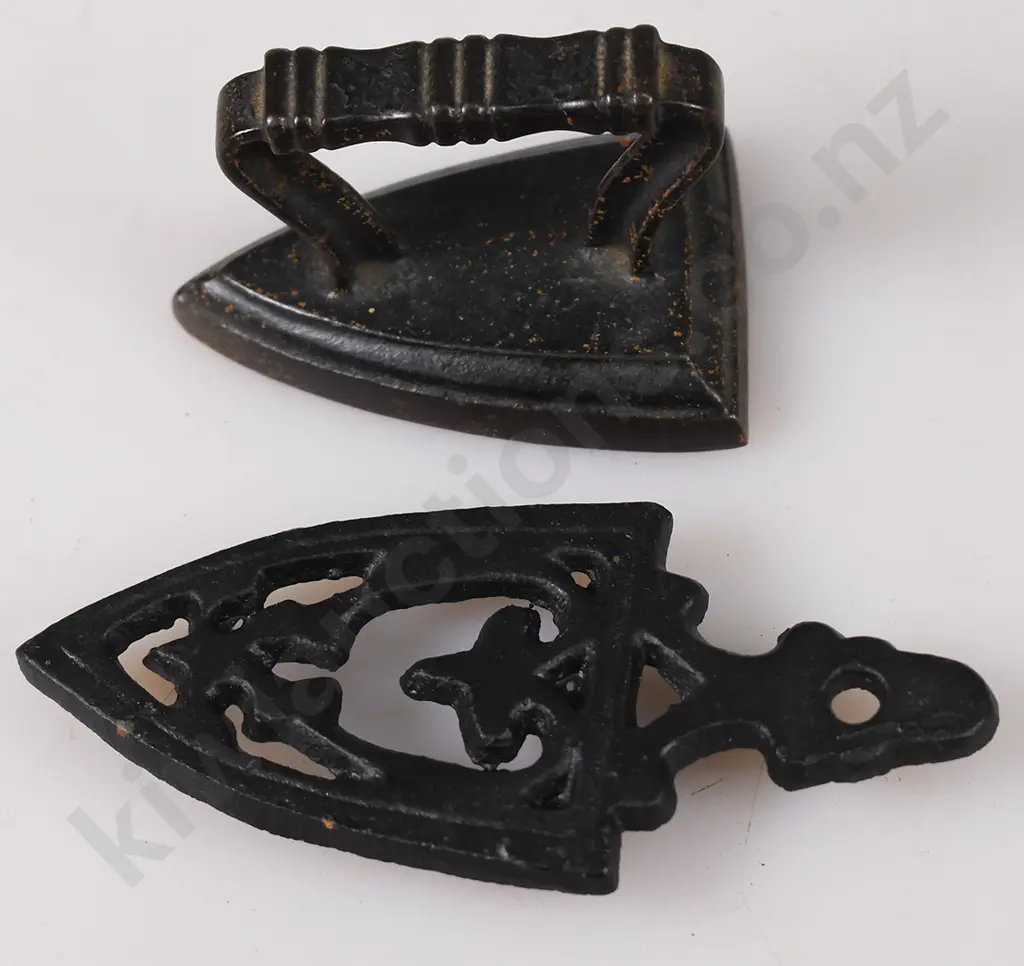 COLLECTION OF MINIATURE IRONS & TRIVETS Image 1++