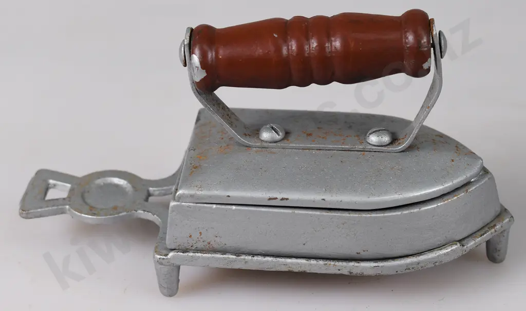 COLLECTION OF MINIATURE IRONS & TRIVETS Image 1++