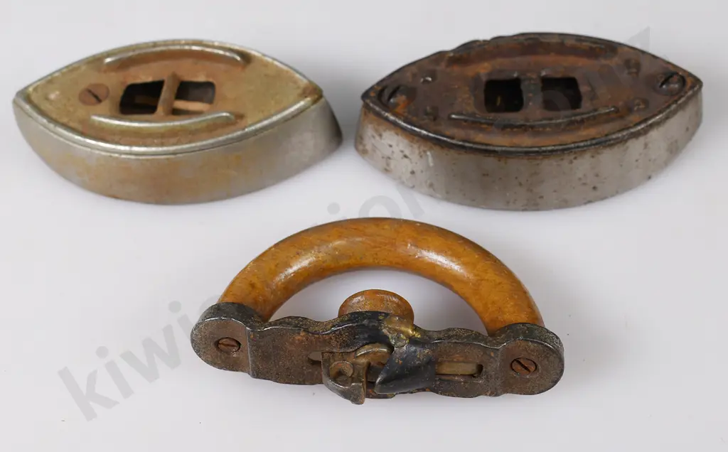 COLLECTION OF MINIATURE IRONS Image 1++