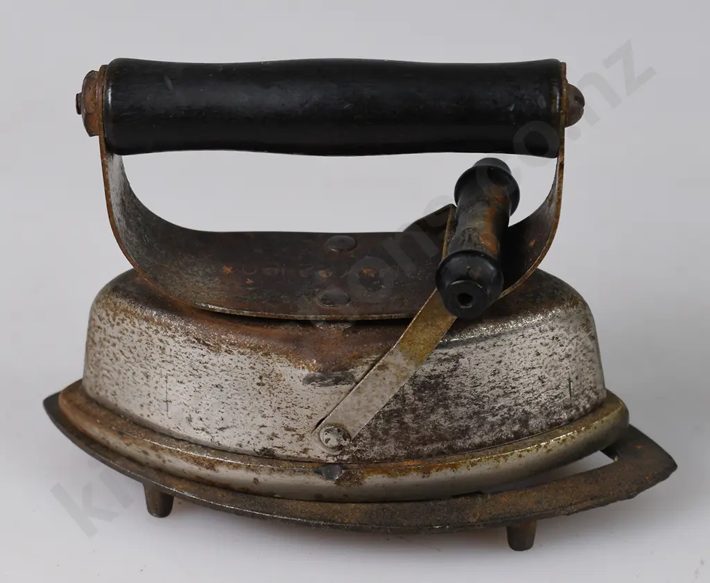 COLLECTION OF MINIATURE IRONS Image 1++
