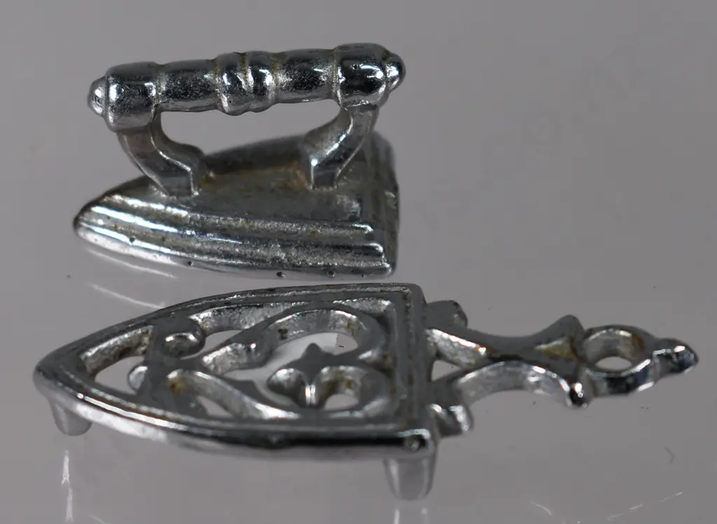 COLLECTION OF MINIATURE IRONS & TRIVETS Image 1++