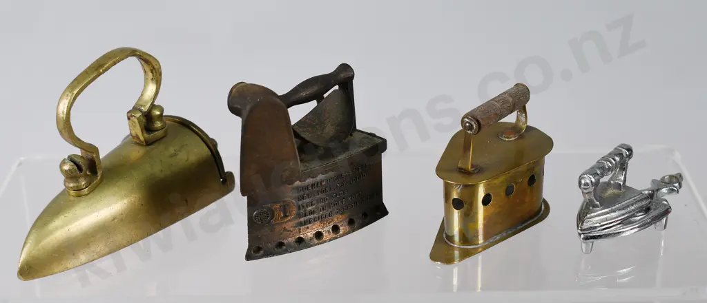 COLLECTION OF MINIATURE IRONS & TRIVETS Image 1++