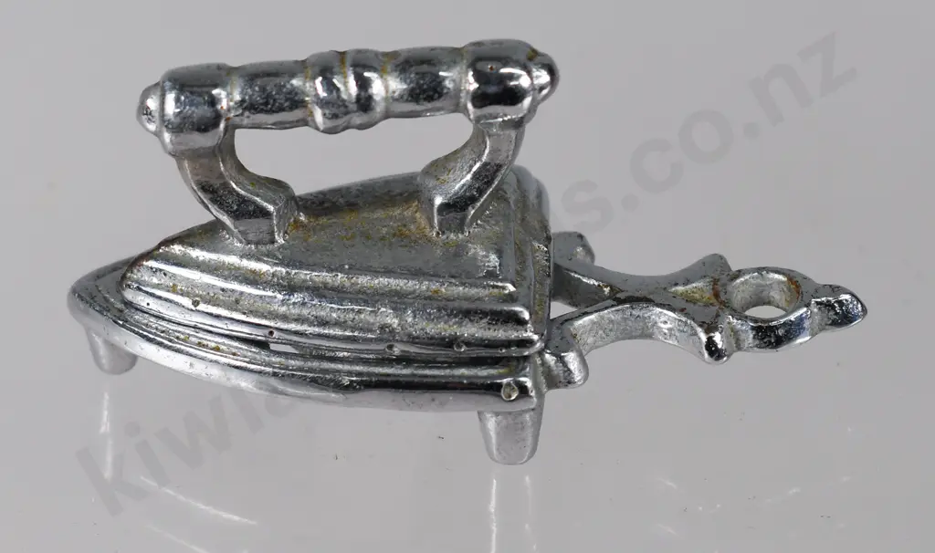 COLLECTION OF MINIATURE IRONS & TRIVETS Image 1++