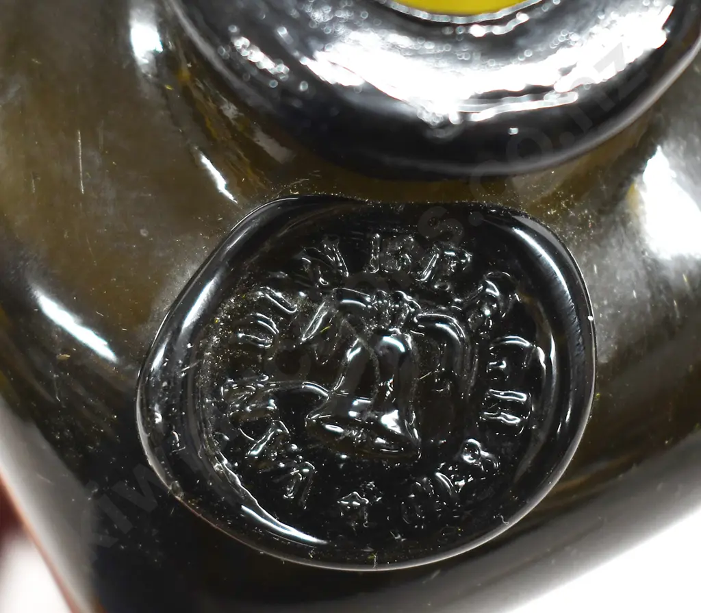 VAN DEN BERGH FREE BLOWN SEALED GIN Image 1++