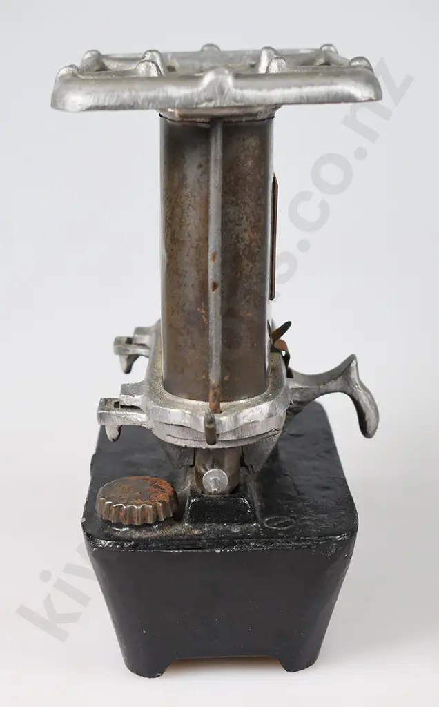 MEDALO VINTAGE OIL STOVE, No 1 Image 1++