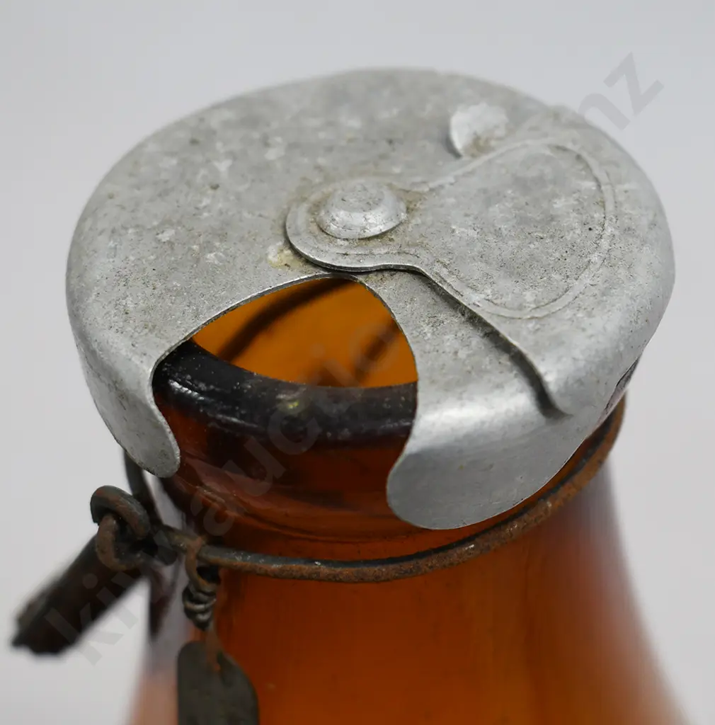 NZ CO-OP AUCKLAND MILK, AMBER, ORIGINAL LID Image 1++