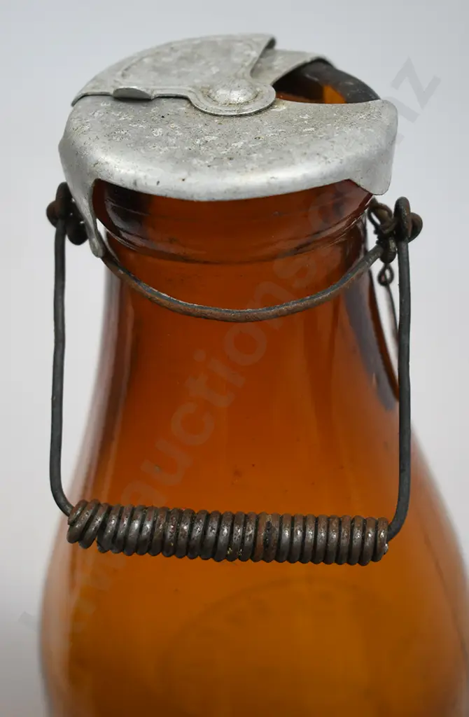 NZ CO-OP AUCKLAND MILK, AMBER, ORIGINAL LID Image 1++