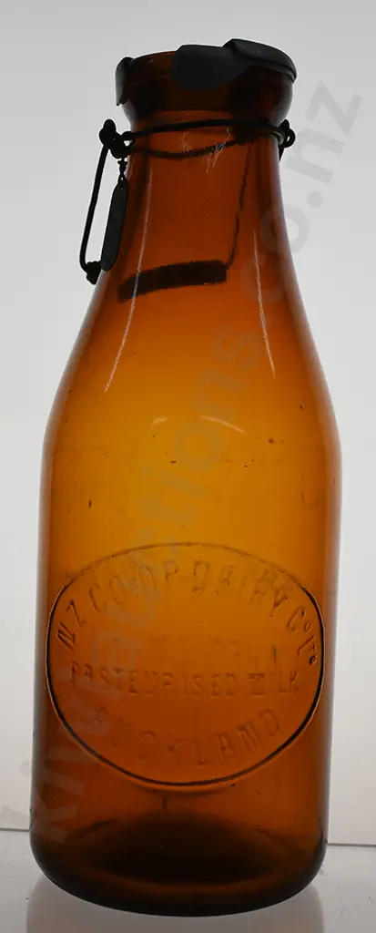 NZ CO-OP AUCKLAND MILK, AMBER, ORIGINAL LID Image 1++