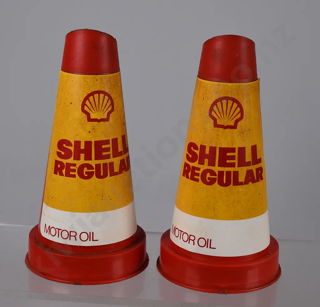 TRELOAR OIL BOTTLE, SHELL OIL POURERS Image 1++