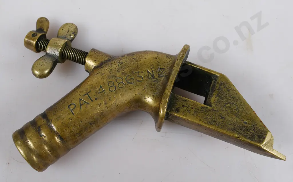 MOTOR OIL CAN OPENER/POURER Image 1++