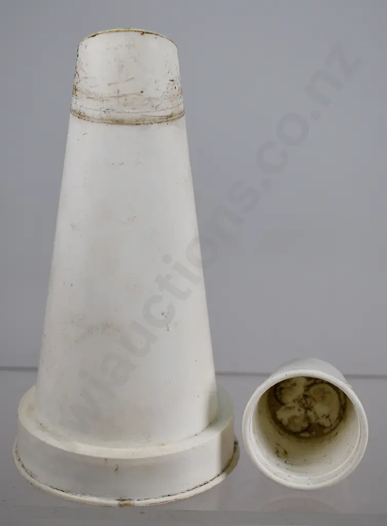 CASTROL XXL 30-40 PLASTIC BOTTLE POURER & CAP Image 1++