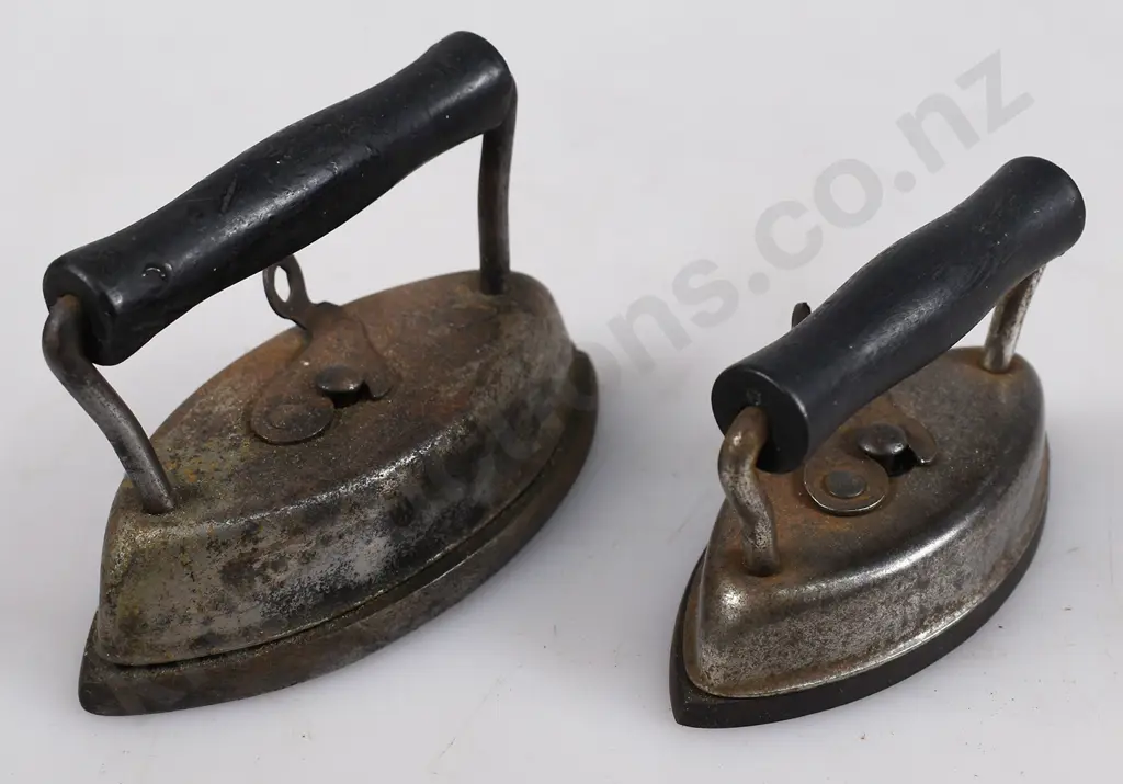 COLLECTION OF MINIATURE SAD IRONS Image 1++