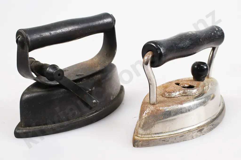 COLLECTION OF MINIATURE SAD IRONS Image 1++