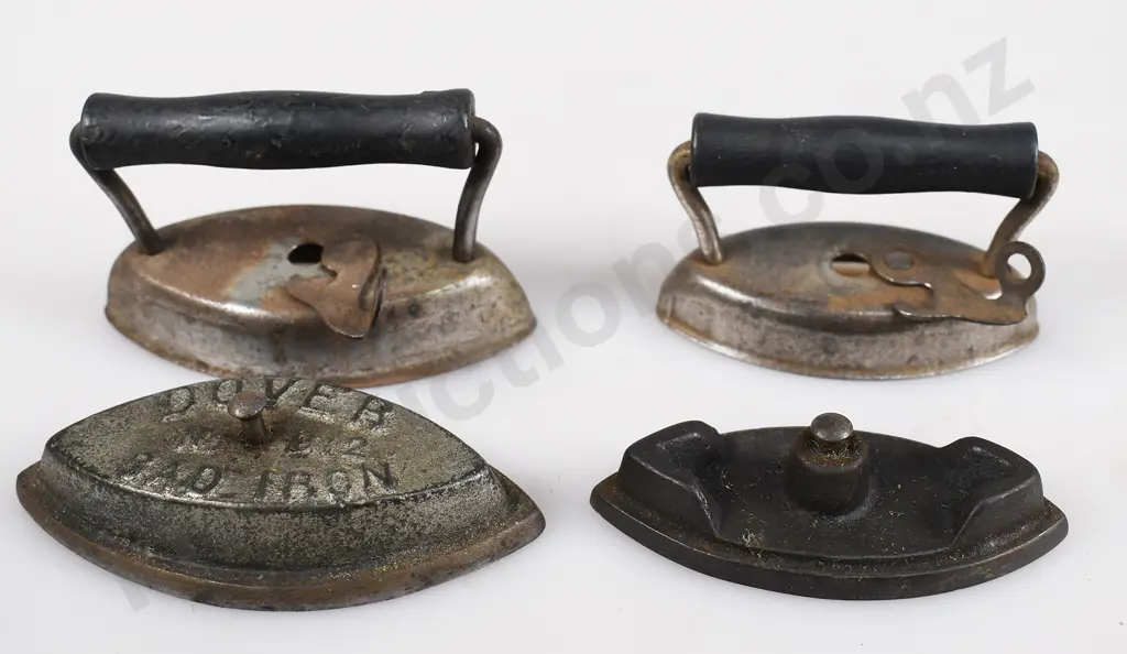 COLLECTION OF MINIATURE SAD IRONS Image 1++
