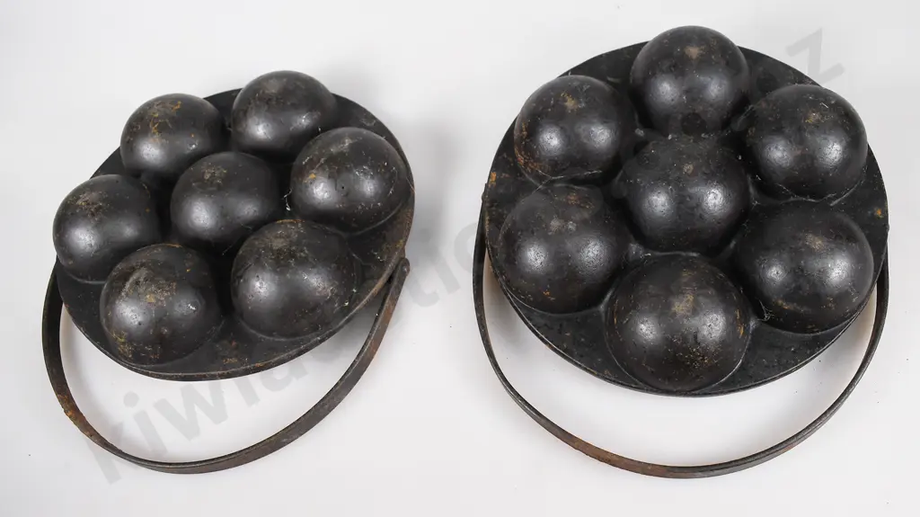 CAST IRON AEBELSKIVER & POFFERTJES PANS Image 1++