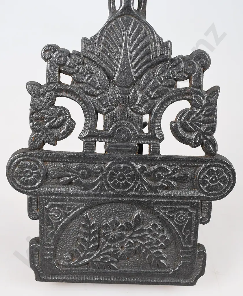 CAST IRON TRIVETS Image 1++