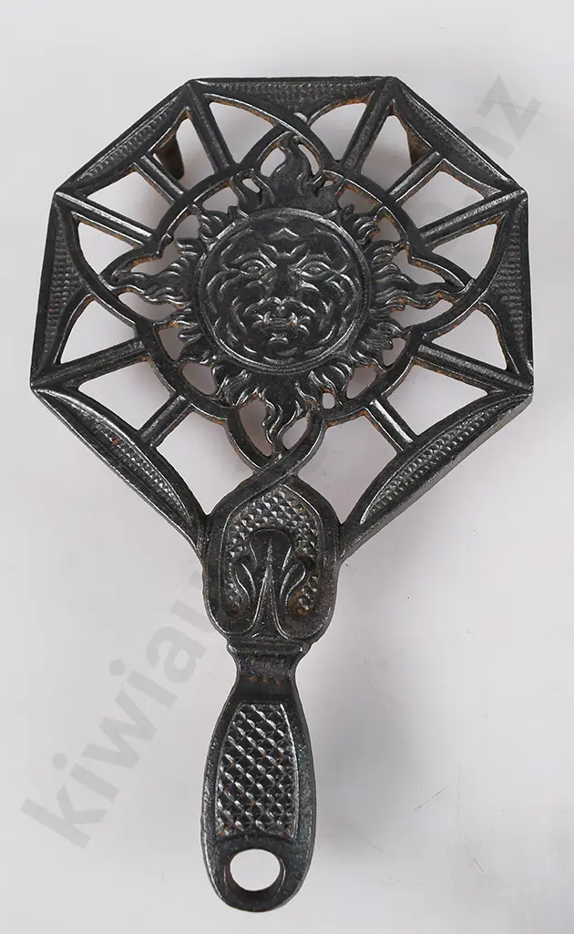 CAST IRON TRIVETS Image 1++